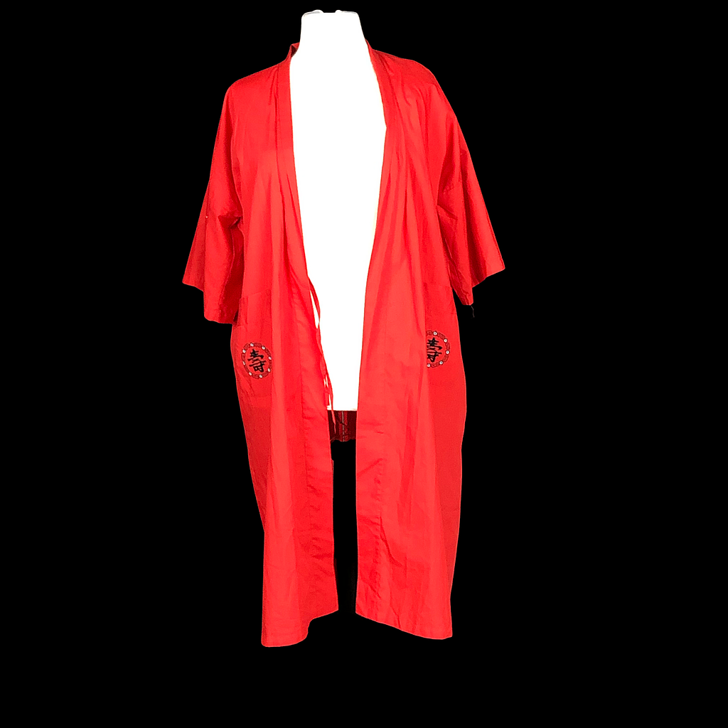 roter Kimono mit Schriftzeichen