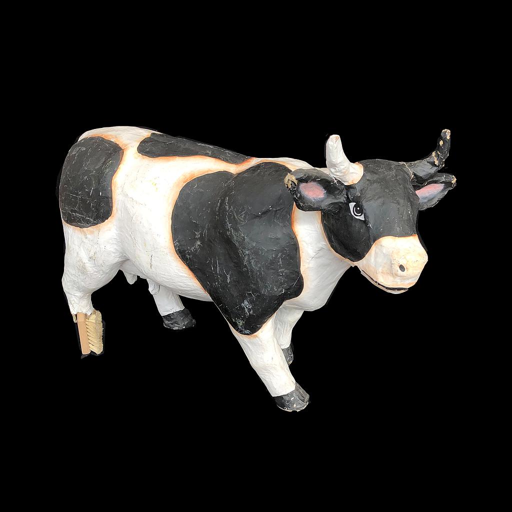schwarz-weiß gefleckte Kuh aus Pappmaché