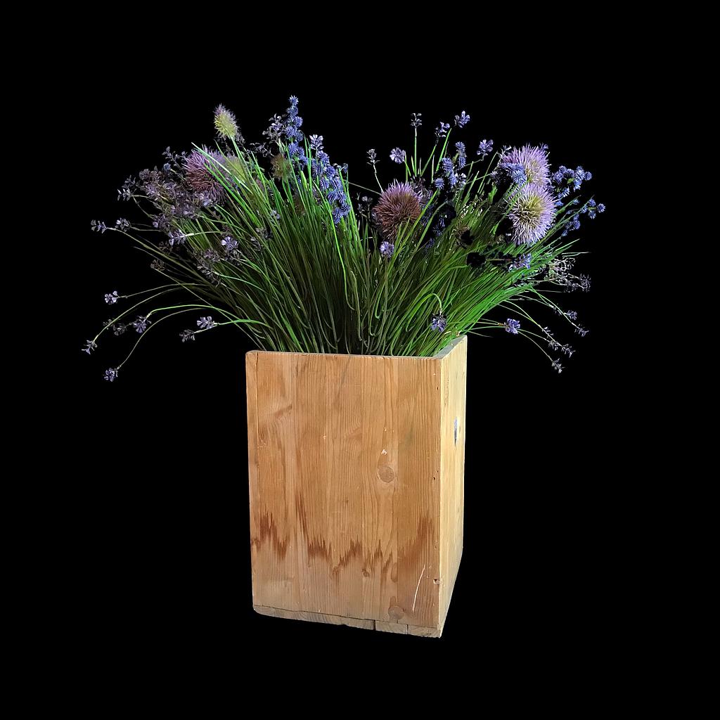 künstlicher Lavendel in Holzkiste